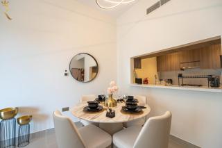 Stylish 2BR with Balcony Luxe Golfside Retreat - 8