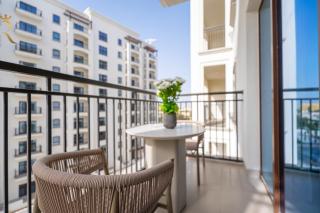 Stylish 2BR with Balcony Luxe Golfside Retreat - 7