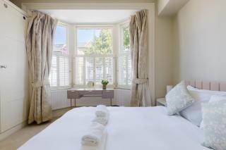 Chic 2BDR Retreat in Wandsworth Town - 3