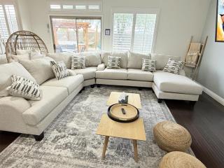 Luxury and Harmony in a 6BR Dream Villa; Pool, Hot Tub, Game room, Near the Las Vegas Strip - 2