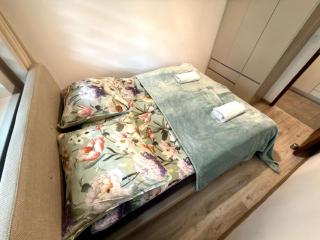 Komfortowe Mieszkanie z Sypialnią i Balkonem - 1