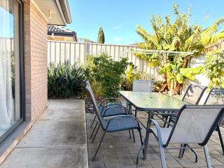 Beach&Winery Retreat with Lux King, 2 queen beds, 5bedroom 2bath, sleeps 12 plus sofa bed, Neflix - 7