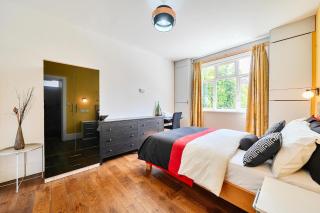 Cozy 2-bedroom Bungalo, 3 beds, free parking and garden space - 0