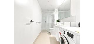 Modern Southbank Oasis 2BR with Resort Amenities and Stunning Balcony Views - 2