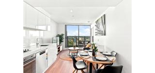 Modern Southbank Oasis 2BR with Resort Amenities and Stunning Balcony Views - 1