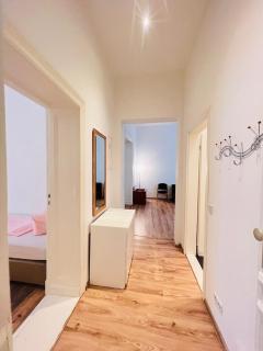 BerlinLux Apartment Alexandeplatz - Geräumige 3-SZ-Apartment mit 2 vollen Badezimmern in Berlin-Mitte nahe Alexander Platz - 1