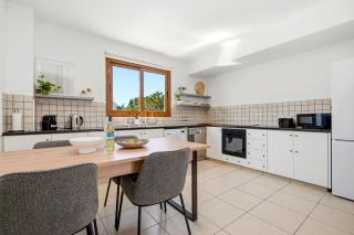 Erato Gardens Modern Apartment By VICHY Holidays - 3