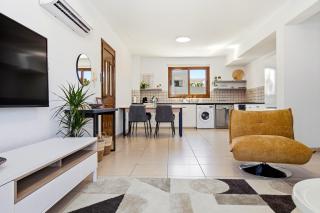 Erato Gardens Modern Apartment By VICHY Holidays - 4