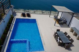Al Dana H2O Beachfront Villa with a private pool, Al Dana Island Sharm Fujairah - 9