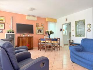 P099- Porto Recanati, elegante porzione di villa con giardino - 2