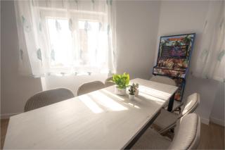 LUJO Proyector, Parking, Maquina Arcade y Netflix - 5