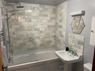 2 Bedroom House Sleeps 5 - Hot Tub - Pets Welcome - 6