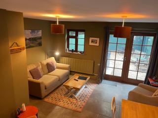 2 Bedroom House Sleeps 5 - Hot Tub - Pets Welcome - 1
