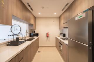 Stylish 2BR with Balcony Luxe Golfside Retreat - 5