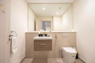 Stylish 2BR with Balcony Luxe Golfside Retreat - 4