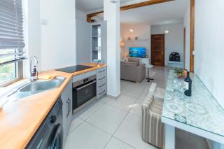 Modern Apt with Pool, Gym & Dedicated Office - GBHC6 - 1