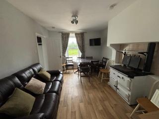 Castleroddy House - spacious country house - king beds - extensive parking - 8