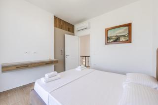 Sea Garden Retreat Modern Coastal Villa by PikHost - 1