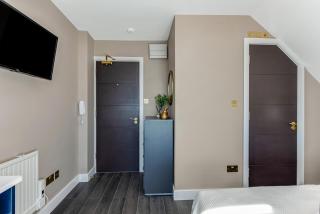 Modern Studio in Excellent Location 8 - 9