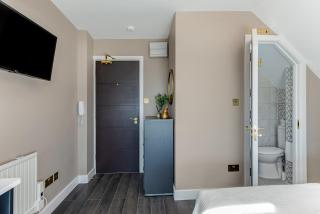 Modern Studio in Excellent Location 8 - 6