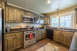 Charming Family Retreat with New Hot Tub, Walk to Main Street & Transit Center 470 home - 8