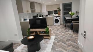 Bright & Spacious 4-Bedroom Home Near London - 1