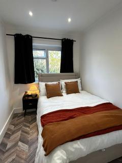 Bright & Spacious 4-Bedroom Home Near London - 8