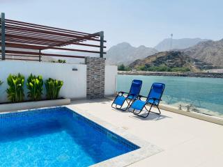 Al Dana H2O Beachfront Villa with a private pool, Al Dana Island Sharm Fujairah - 5