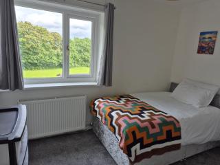 private room with shared bathroom 20 minutes walk to Durham centre - 8