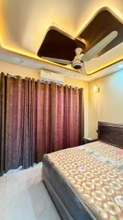 Complete Comfy House with 3 beds Al-Hafeez Garden Lahore - 6