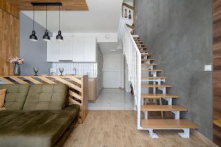 Stylowe Studio z Antresolą, Balkonami i Miejscem do Pracy by Noclegi Renters - 3