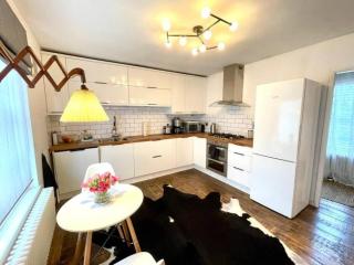 Gorgeous 2 bedroom apartment edge of Cabot Circus - 2