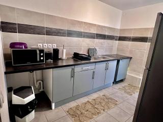 Appartement chaleureux avec véranda, proche des commodités - 2