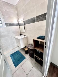 Appartement chaleureux avec véranda, proche des commodités - 1