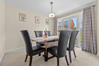 Business & Family Stays-4 Bed-2,5 Bath-Parking-Garden-EV Charger-By FabAccommodation - 6