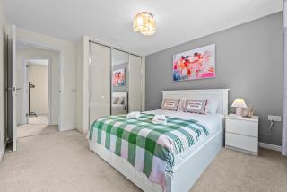Business & Family Stays-4 Bed-2,5 Bath-Parking-Garden-EV Charger-By FabAccommodation - 1