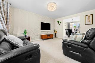 Business & Family Stays-4 Bed-2,5 Bath-Parking-Garden-EV Charger-By FabAccommodation - 0