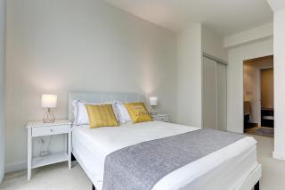 Lakeview 1 Bed 1 Den by Rogers Centre - 4