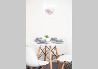 Brynglas Newport flat sleeps 8 - Mycityhaven - 9