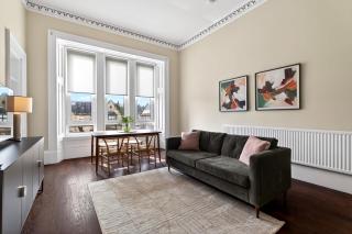 Beautiful 4 Bedroom Flat with convenient travel - 0