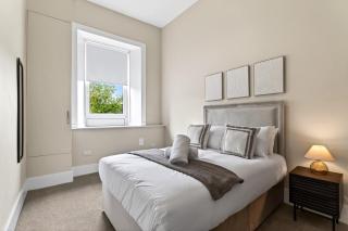 Beautiful 4 Bedroom Flat with convenient travel - 3