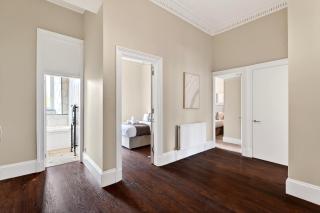 Beautiful 4 Bedroom Flat with convenient travel - 2
