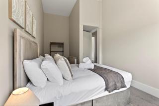 Beautiful 4 Bedroom Flat with convenient travel - 1