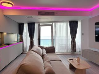 Titanic Front Sea View Apartment - 8