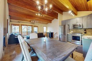 Beautiful home with private pool table spacious deck & pool access - 5