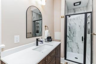 Stylish 2-Bedroom Home with Street Parking Near Pittsburgh - 6