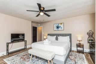 Stylish 2-Bedroom Home with Street Parking Near Pittsburgh - 3