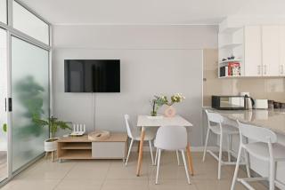 Charming Central Sea Point Haven 50m to Ocean - 6