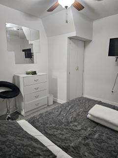 Modern Comfort2BR Basement Suite - 4