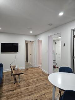 Modern Comfort2BR Basement Suite - 2